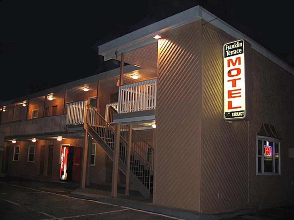 Franklin Terrace Motel Сийсайд Хайтс Екстериор снимка